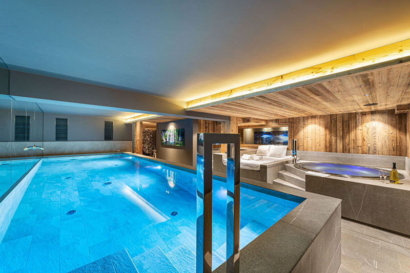 The basement level of Chelat Ocrcia boasts a gleaming indoor pool together with a hammam, a sauna, and a hair dressing room