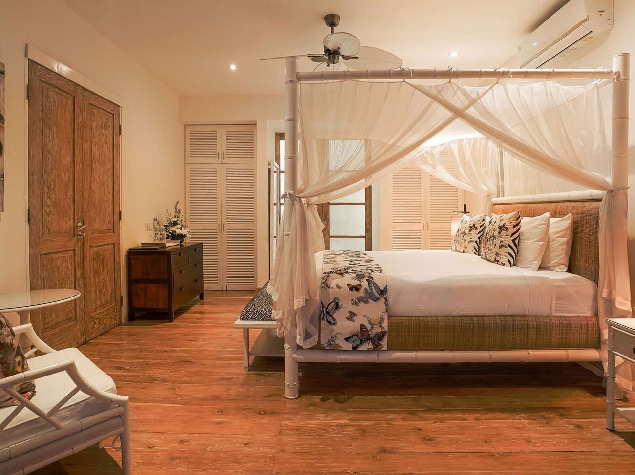 028-Villa-Jajaliluna-Master-Bedroom-At-Night-1