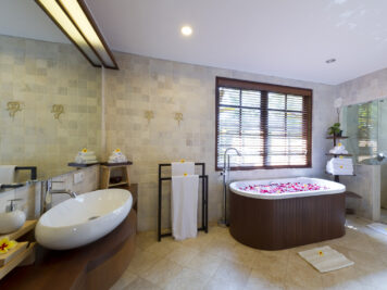 10-Villa San - Master bathroom