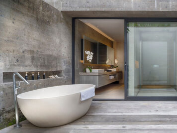 13-Sohamsa-Estate-Villa-Hamsa-Guest-bedroom-one-outdoor-bath