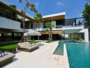 16-Villa-Nica-Relaxing-grand-pool-deck