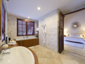 17-Villa San - Guest bathroom 3