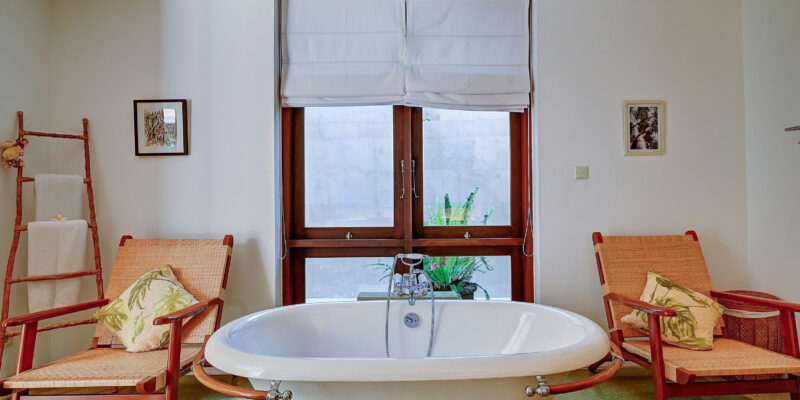 21 Casa Evaliza - Master bedroom ensuite bathroom freestanding bathtub