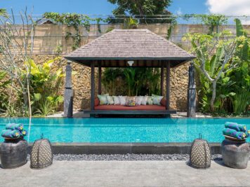 3.-Des-Indes-II-Poolside-bale