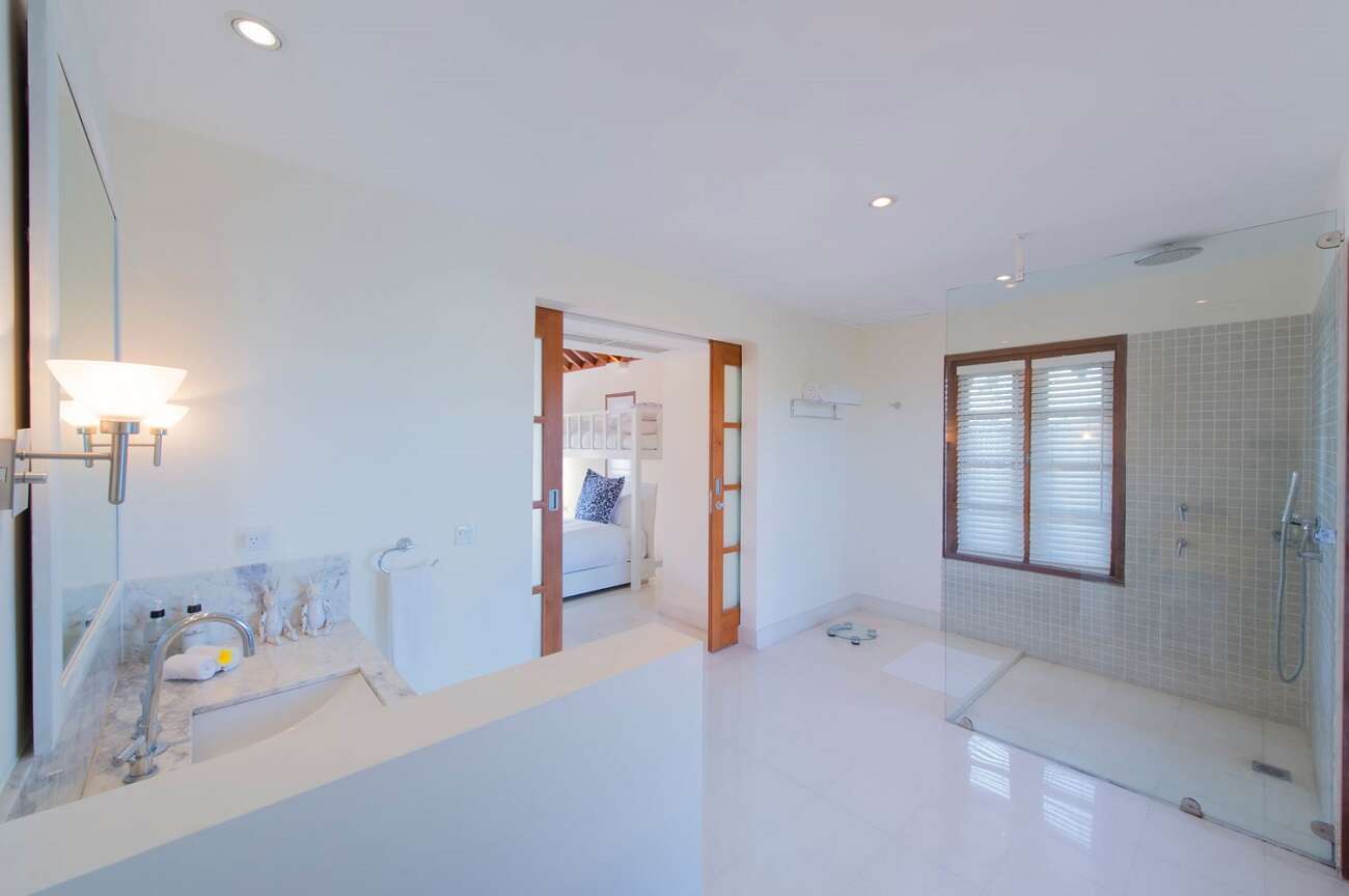 Villa-Jajaliluna-Bali-chrildrens-bathroom