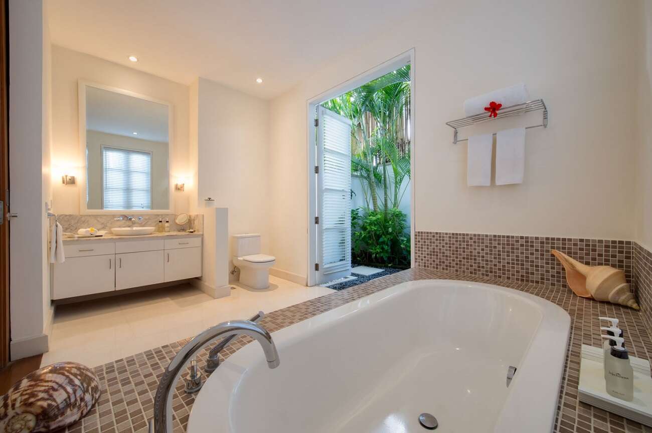 Villa-Jajaliluna-Bali-downstairs-guest-bathroom